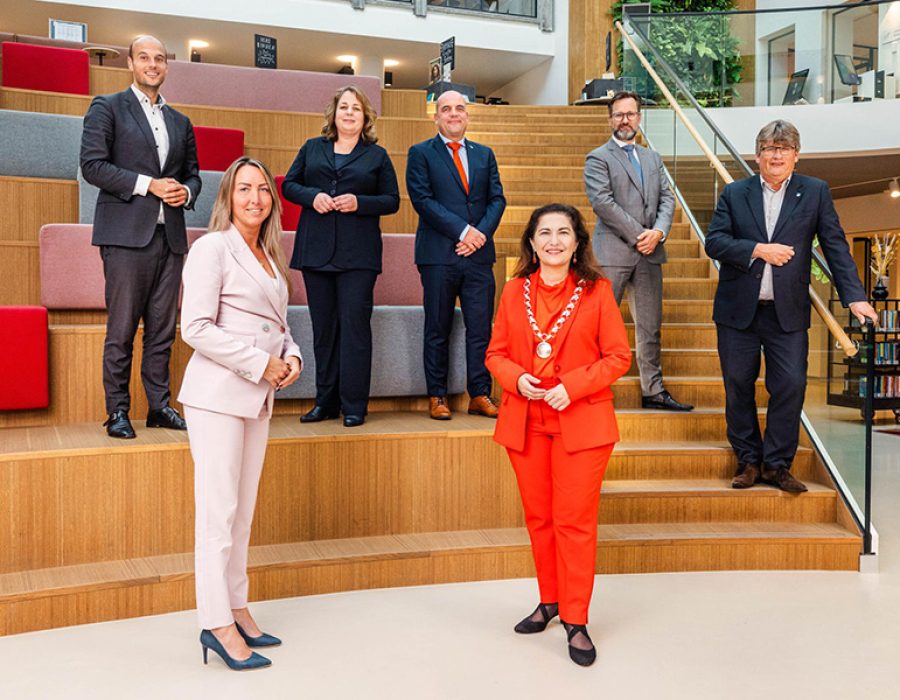 Burgemeester van Rijswijk Huri Sahin met haar wethouders. Rechtsboven staat Mark Wit (GroenLinks), naast hem met oranje das Werner van Damme (VVD). Foto: gemeente Rijswijk