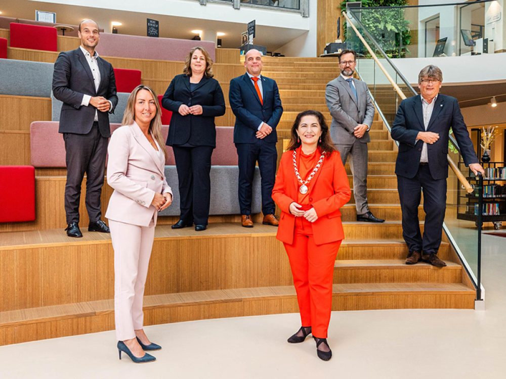 Burgemeester van Rijswijk Huri Sahin met haar wethouders. Rechtsboven staat Mark Wit (GroenLinks), naast hem met oranje das Werner van Damme (VVD). Foto: gemeente Rijswijk