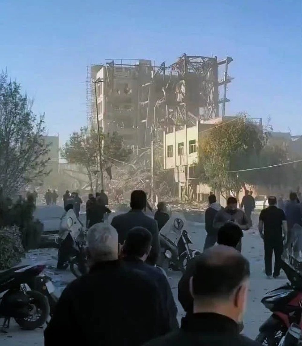 Het gebouw in Qum waar Iraanse geestelijken bijeenkwamen om de opvolger van ayatollah Ali Khamenei aan te wijzen - Screenshot X