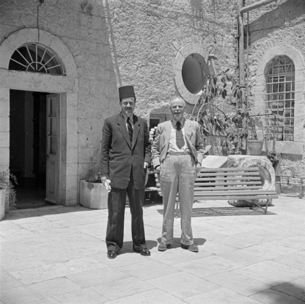 De_Nederlandse_consul-generaal_in_Israel_dr._J.A._Nederbragt_samen_met_Abdullh_B_Bestanddeelnr_255-1627
