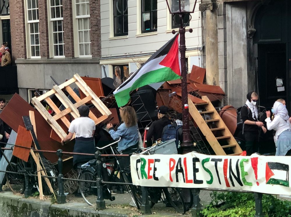 Demonstrators_Reinforcing_a_Barricade_cropped