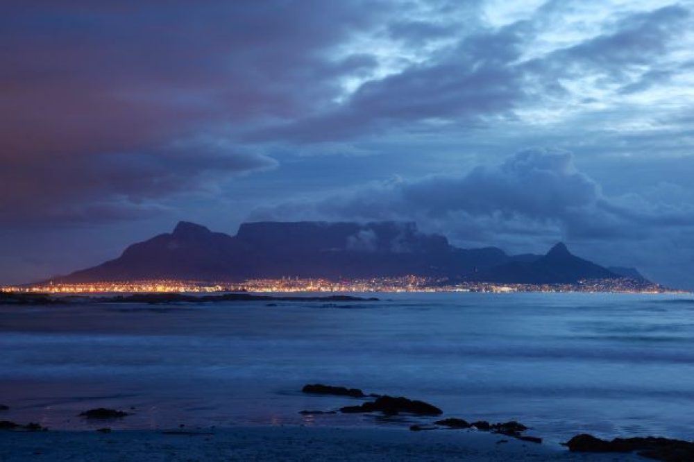 Donkere-wolken-boven-de-Tafelberg