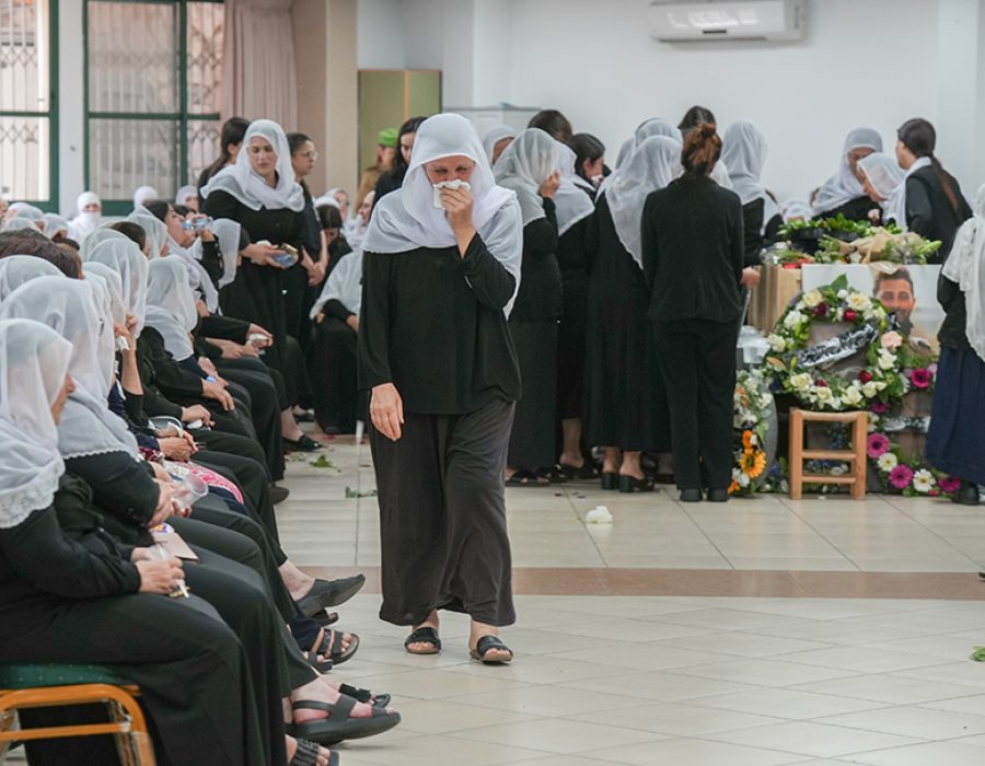 Druzische familieleden en vrienden van sergeant-majoor Basil Sweid rouwen op zijn begrafenis in de Noord-Israëlische dorp Pekiin. De 32-jarige IDF-reservist sneuvelde vorige week in Zuid-Libanon. Foto: Ayal Margolin/Flahs90