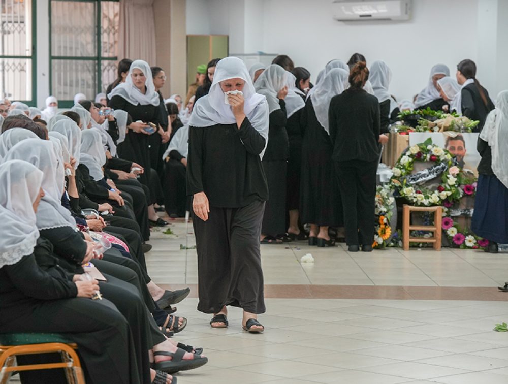 Druzische familieleden en vrienden van sergeant-majoor Basil Sweid rouwen op zijn begrafenis in de Noord-Israëlische dorp Pekiin. De 32-jarige IDF-reservist sneuvelde vorige week in Zuid-Libanon. Foto: Ayal Margolin/Flahs90