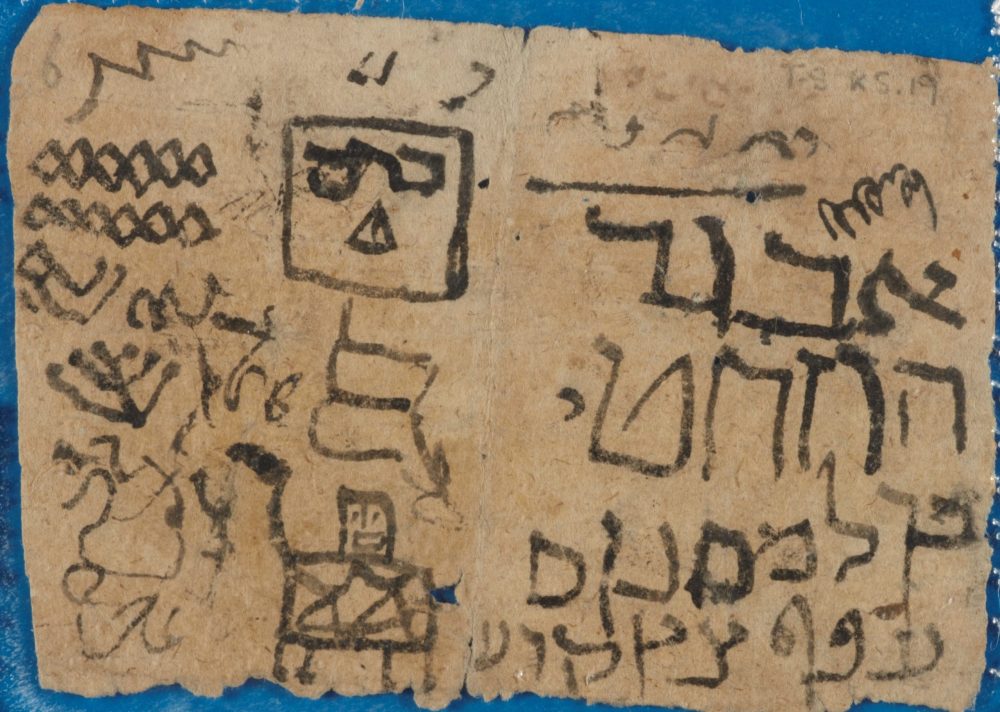 Duizend-jaar-oude-droedel-van-een-kind-dat-het-alef-bet-oefende.-Foto-met-toestemming-van-de-Curatoren-van-Cambridge-University-Library-KLEIN