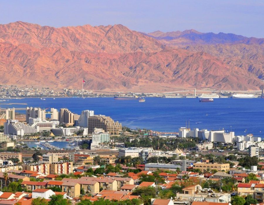 Eilat, met op de achtergrond de Jordaanse stad Akaba   Dreamstime