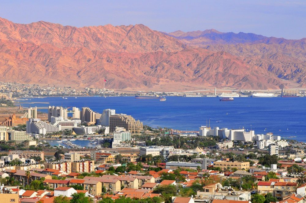Eilat, met op de achtergrond de Jordaanse stad Akaba   Dreamstime