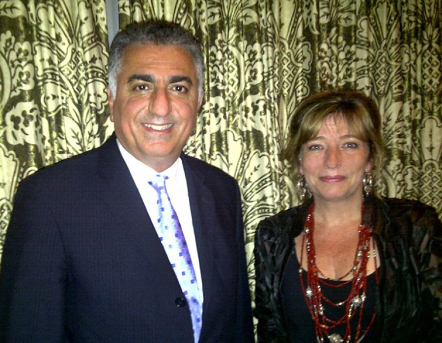 Esther Voet ontmoet reza Pahlavi in 2012