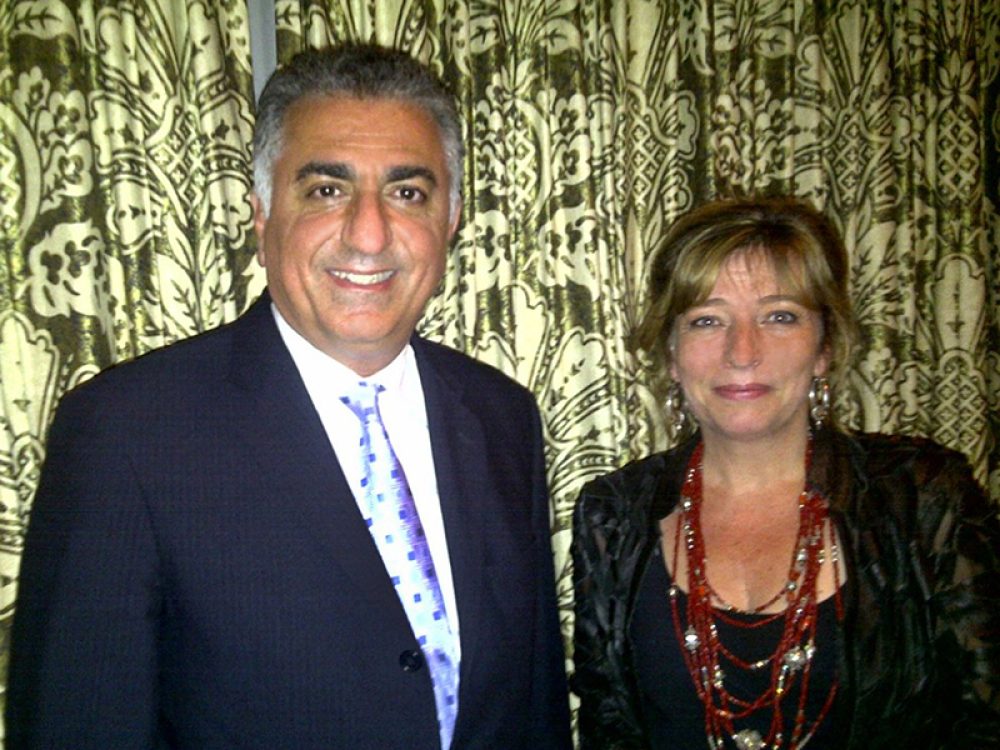 Esther Voet ontmoet reza Pahlavi in 2012