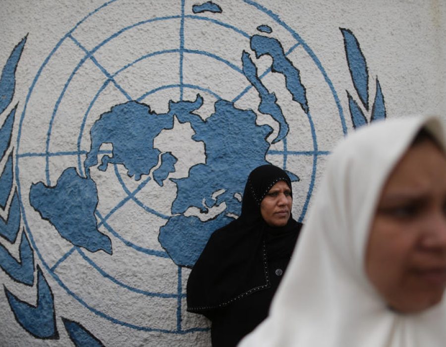 Palestijnse vrouwen voor een muur met het VN-logo in Gaza - Foto: Wissam Nassar