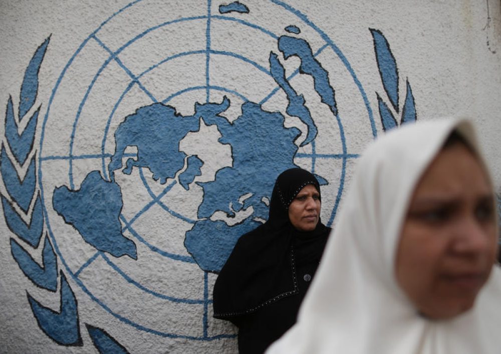 Palestijnse vrouwen voor een muur met het VN-logo in Gaza - Foto: Wissam Nassar