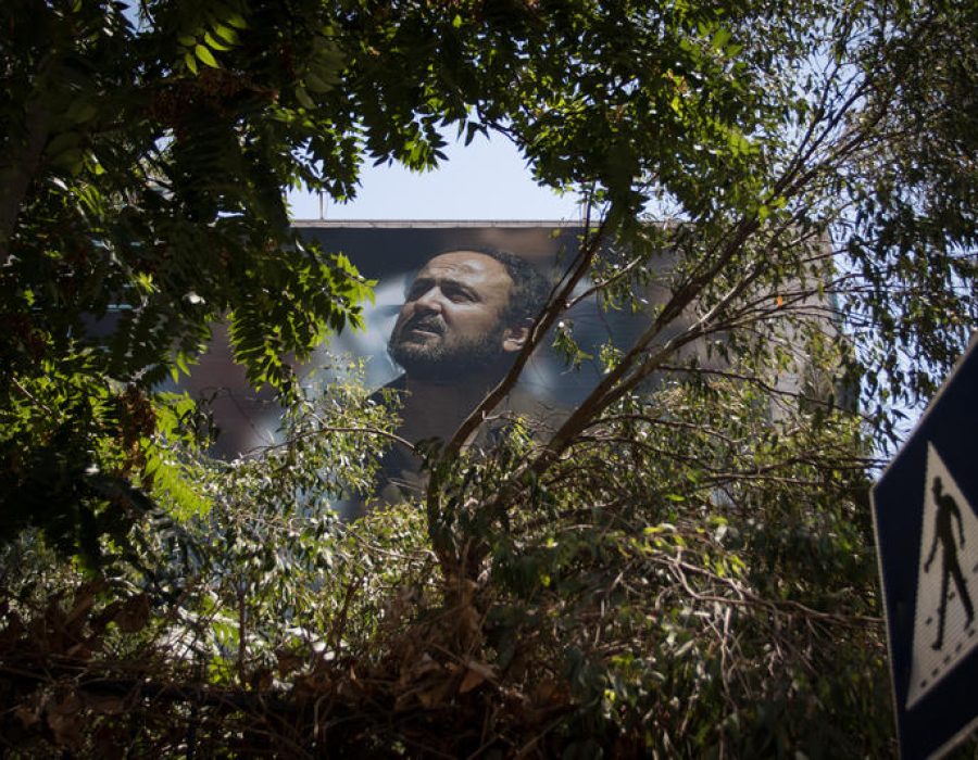 Veroordeelde moordenaars zoals Marwan Barghouti (hier op een affiche in Ramallah) worden gewoon doorbetaald door de Palestijnse Autoriteit - Foto: Zack Wajsgras