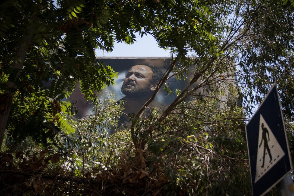 Veroordeelde moordenaars zoals Marwan Barghouti (hier op een affiche in Ramallah) worden gewoon doorbetaald door de Palestijnse Autoriteit - Foto: Zack Wajsgras