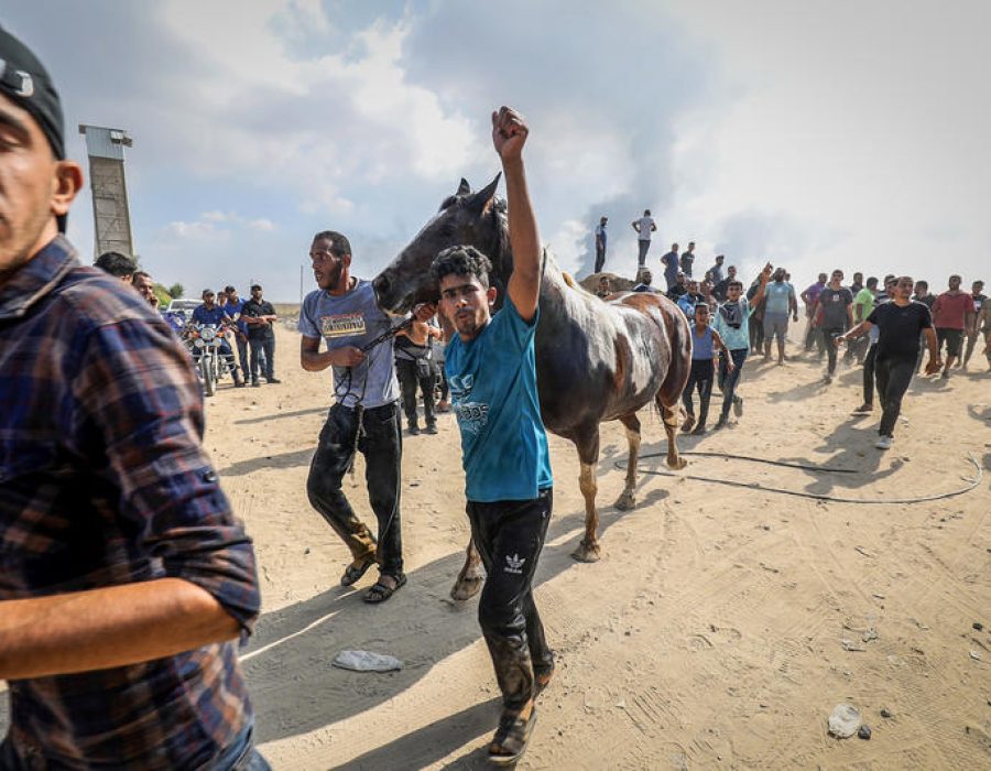 Moordende, plunderende en verkrachtende Palestijnen uit Gaza braken op 7 oktober 2023 door de grens met Israël - Foto Abed Rahim Khatib/Flash90