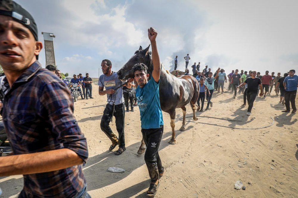 Moordende, plunderende en verkrachtende Palestijnen uit Gaza braken op 7 oktober 2023 door de grens met Israël - Foto Abed Rahim Khatib/Flash90