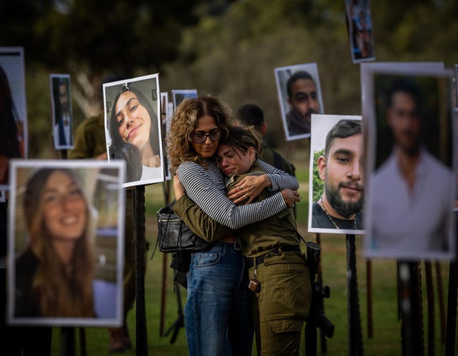 Nabestaanden troosten elkaar op het  Novafestivalterrein, waar Palestijnen op 7 oktober meer dan 400 jonge Israëlische burgers vermoordden, verkrachtten en ontvoerden - Foto: Yonatan Sindel/Flash90
