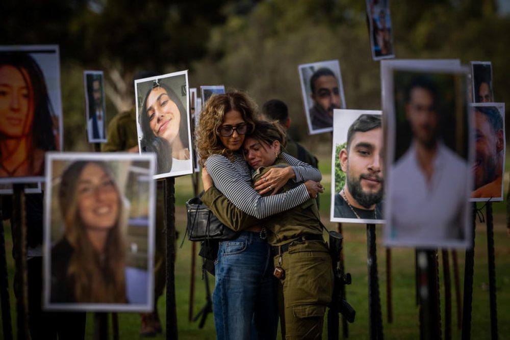 Nabestaanden troosten elkaar op het  Novafestivalterrein, waar Palestijnen op 7 oktober meer dan 400 jonge Israëlische burgers vermoordden, verkrachtten en ontvoerden - Foto: Yonatan Sindel/Flash90