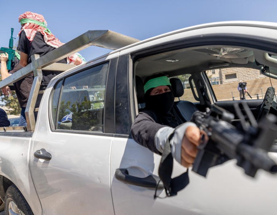 Demonstranten verkleed als Hamas-terroristen protesteren in Jeruzalem tegen de omstreden VN-hulporganisatie UNRWA - Foto: Yonatan Sindel/Flash90