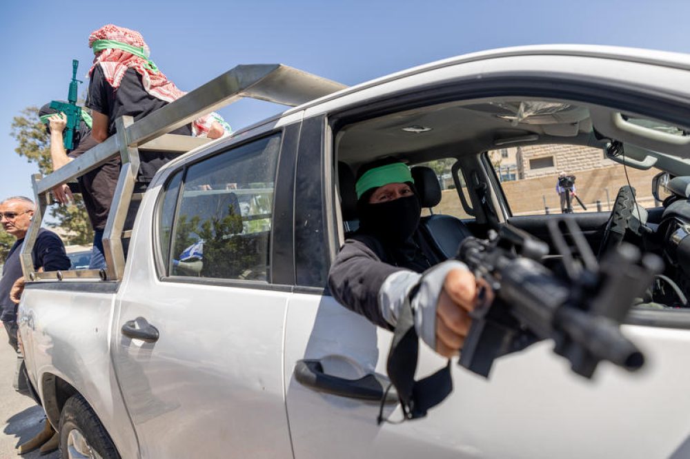 Demonstranten verkleed als Hamas-terroristen protesteren in Jeruzalem tegen de omstreden VN-hulporganisatie UNRWA - Foto: Yonatan Sindel/Flash90