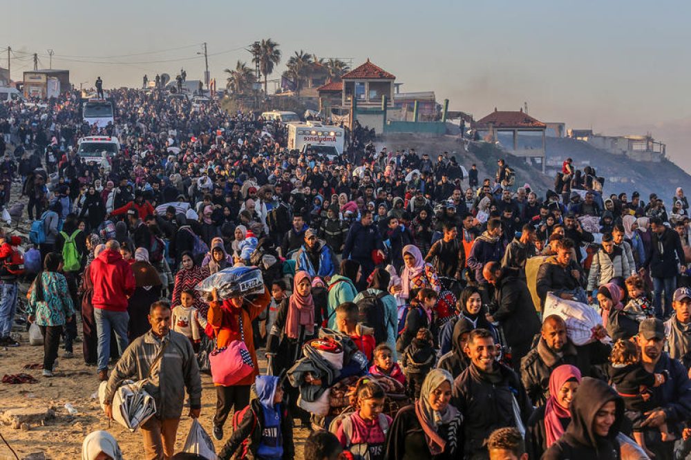 Displaced Palestinians return to their homes in the northern Gaza Strip via the Rashid Street on the sea in the western Gaza Strip, as part of the ceasefire agreement in the central Gaza Strip. Photo by Abed Rahim Khatib/Flash90 *** Local Caption *** חוזרים הביתה
חרבות ברזל
עזה
עקורים
פלסטינאים
חזרה
צפון
הרצועה