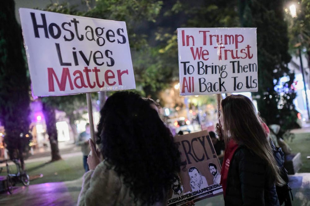 Demonstranten in Tel Aviv roepen op tot de vrijlating van alle Israëlische gijzelaars in GazaFoto: Tomer Neuberg/Flash90
