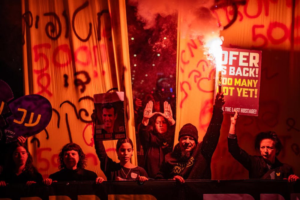 Demonstranten betoogden vannacht in Tel Aviv voor de vrijlating van alle gijzelaars in Gaza - Foto: Erik Marmor/Flash