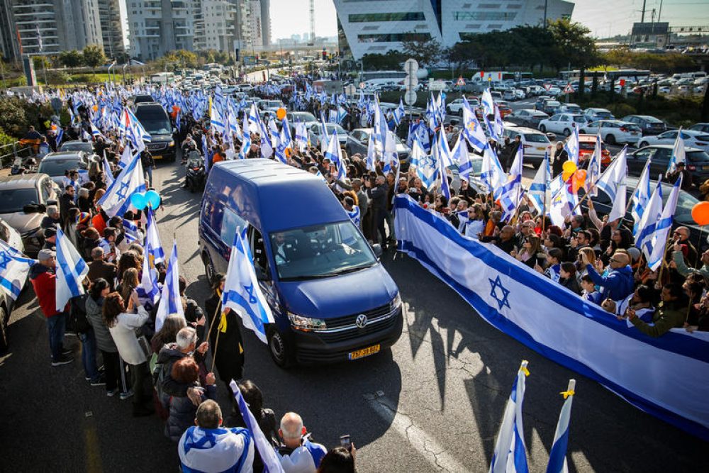 People pay their respects during the funeral service of late Israeli hostages Shiri Bibas and her children Ariel and Kfir in Rishon LeZion, February 26, 2025. Photo by Dor Pazuelo/Flash90 *** Local Caption *** גבול
רצועת עזה
חרבות
ברזל
מלחמה
שירי
אריאל
כפיר
מסע
הלוויה
צומת ראשונים