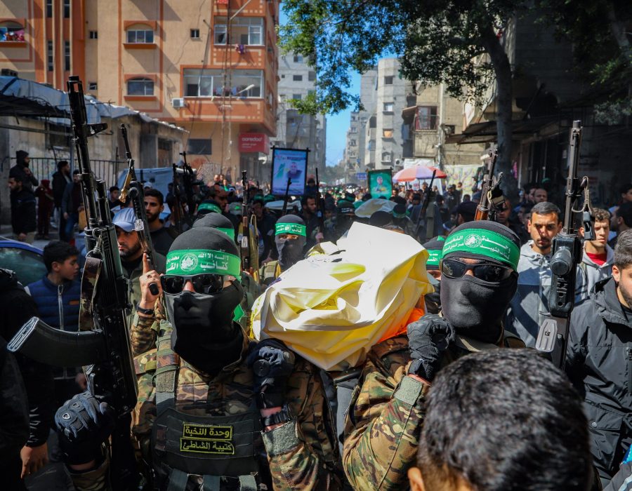 Hamasterroristen begraven een van hun gedode medestrijders in Gaza-Stad op 28 February 28 - Foto: Khalil Kahlout/Flash90