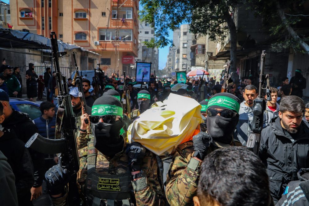 Hamasterroristen begraven een van hun gedode medestrijders in Gaza-Stad op 28 February 28 - Foto: Khalil Kahlout/Flash90