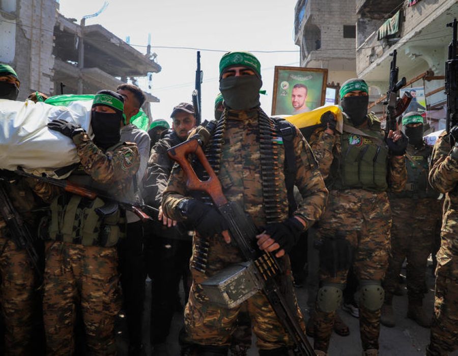 Hamasleden bij de begrafenis van een door de IDF gedode medeterrorist in Gaza, - Foto: Khalil Kahlout/Flash90