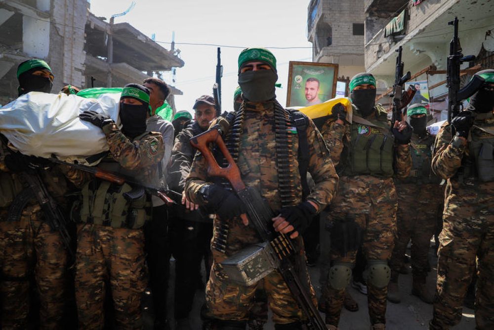 Hamasleden bij de begrafenis van een door de IDF gedode medeterrorist in Gaza, - Foto: Khalil Kahlout/Flash90