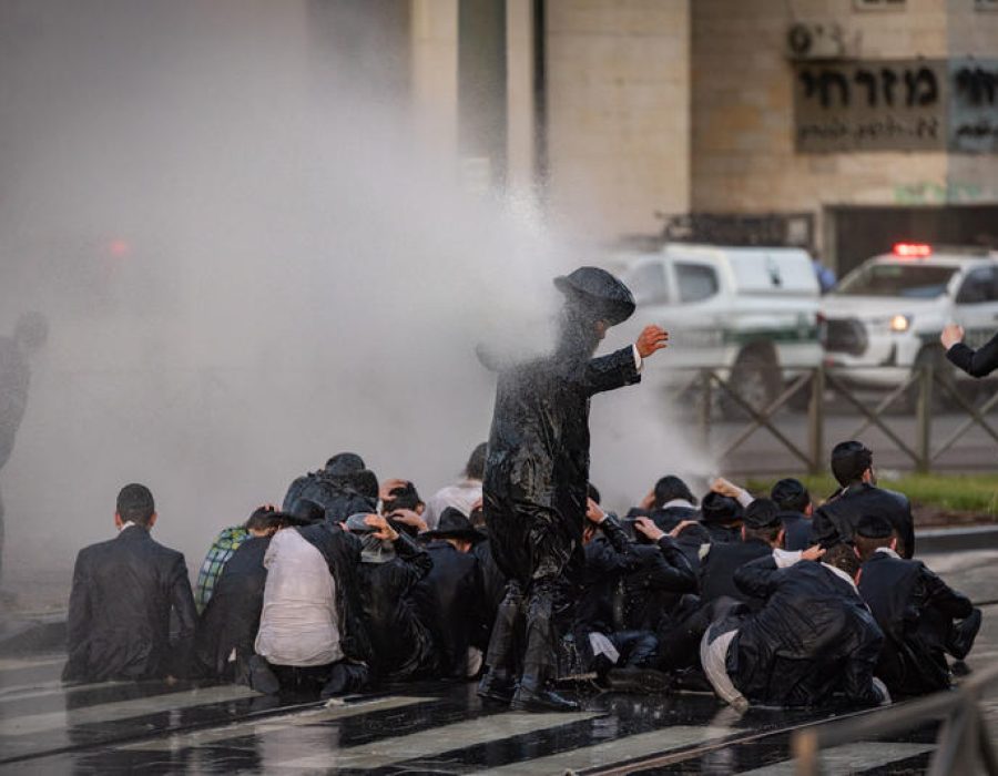 Ultraorthodoxe Israëli's demonstreren tegen de dienstplicht voor leden uit hun gemeenschap - Foto: Chaim Goldberg/Flash90