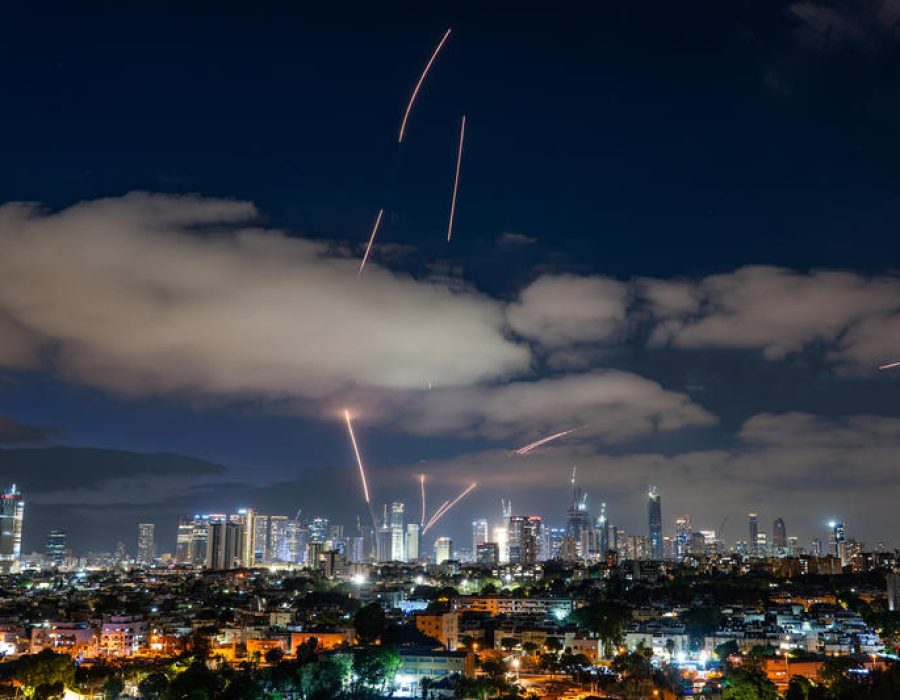 Iraanse ballistische raketten worden onderschept boven Tel Aviv, 15 juni 2025 - Foto: Matanya Tausig/Flash90