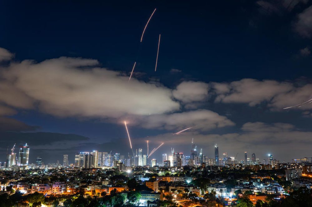 Iraanse ballistische raketten worden onderschept boven Tel Aviv, 15 juni 2025 - Foto: Matanya Tausig/Flash90