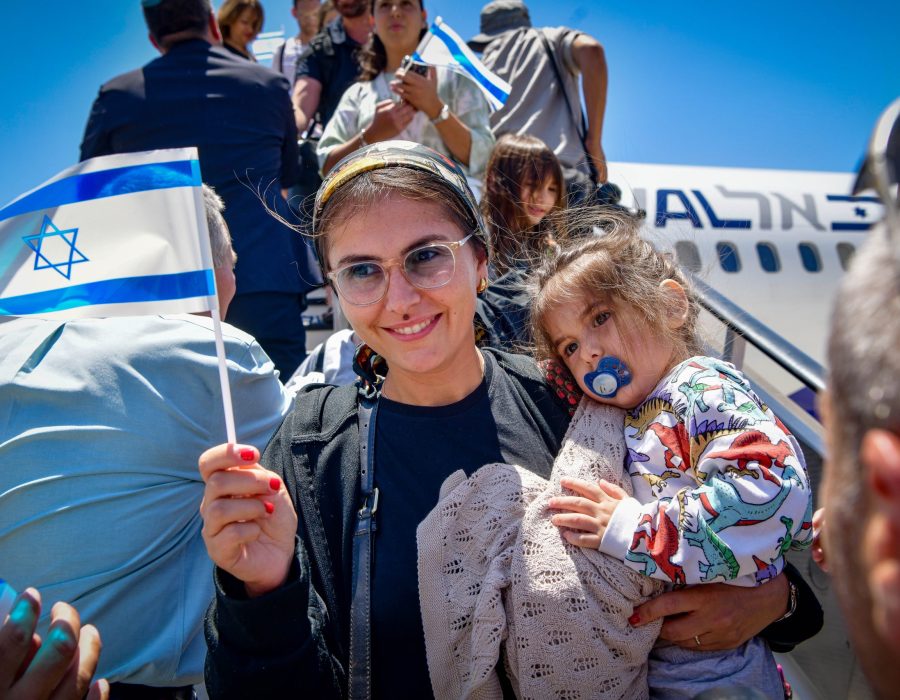 Nieuwe immigranten uit Frankrijk komen aan op de luchthaven Ben Gurion, juni 2025 - Foto: Avshalom Sassoni/Flash90