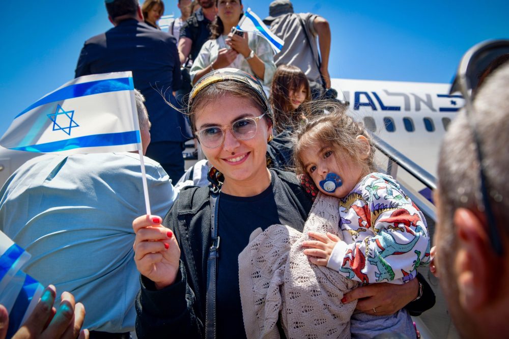 Nieuwe immigranten uit Frankrijk komen aan op de luchthaven Ben Gurion, juni 2025 - Foto: Avshalom Sassoni/Flash90