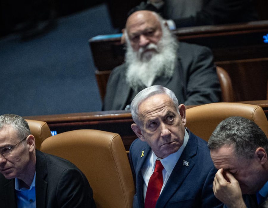 Premier Benjamin Netanyahu in de Knesset tussen de ministers Yariv Levin (Justitie, links) en Israel Katz (Defensie). Op de achtergrond de ultraorthodoxe leider Yitzhak Goldknopf - Foto: Yonatan Sindel/Flash90