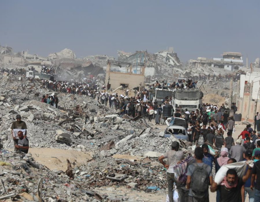 Palestijnen halen voedselhulp op bij de Zikim-grensovergang in het noorden van de Gazastrook - Foto: Ali Hassan/Flash90