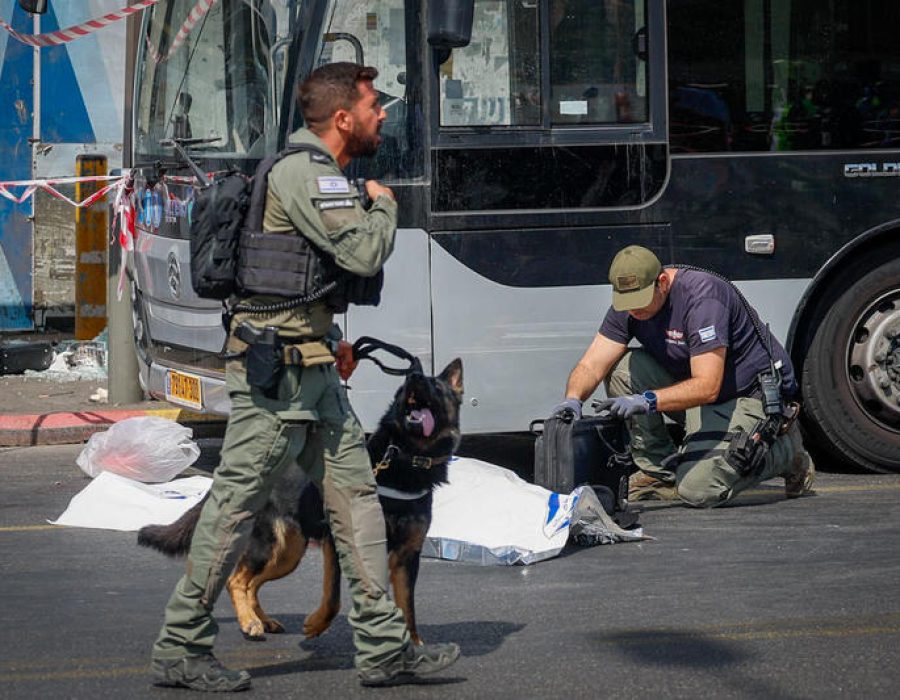 De Israëlische politie onderzoek de plaats delict van de bloedige terreuraanslag in Jeruzalem -  Foto: Oren Ben Hakoon/FLASH90