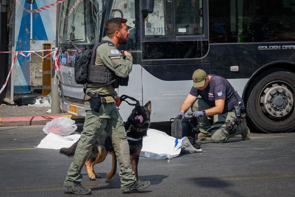De Israëlische politie onderzoek de plaats delict van de bloedige terreuraanslag in Jeruzalem -  Foto: Oren Ben Hakoon/FLASH90