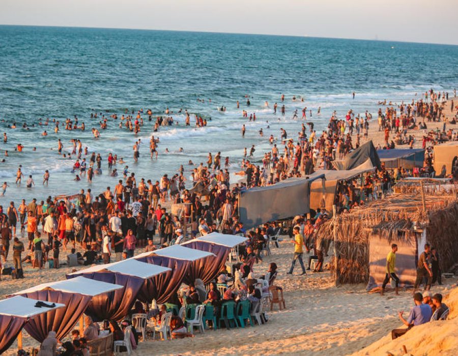 Palestijnen genoten vorige week van het strand in Centraal-Gaza - Foto: Ali Hassan/Flash90