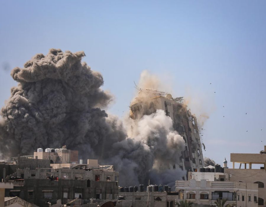 Luchtaanval op de door Hamas als uitkijkpositie gebruikte Al-Ghafri Toren in Gaza-Stad - Foto: Omar Mohammed/Flash90