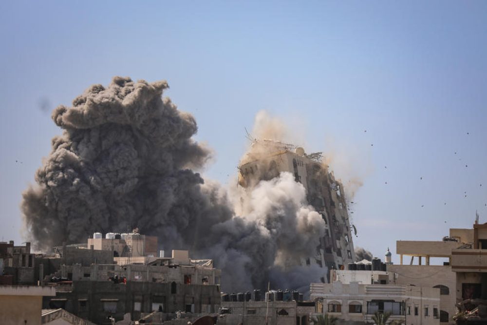 Luchtaanval op de door Hamas als uitkijkpositie gebruikte Al-Ghafri Toren in Gaza-Stad - Foto: Omar Mohammed/Flash90