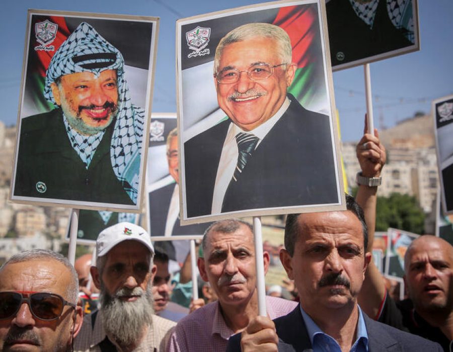 Aanhangers van Mahmoud Abbas dragen zijn beeltenis en dat van zijn voorganger Jasser Arafat bij een demonstratie in de stad Nabloes - Foto: Nasser Ishtayeh/Flash90