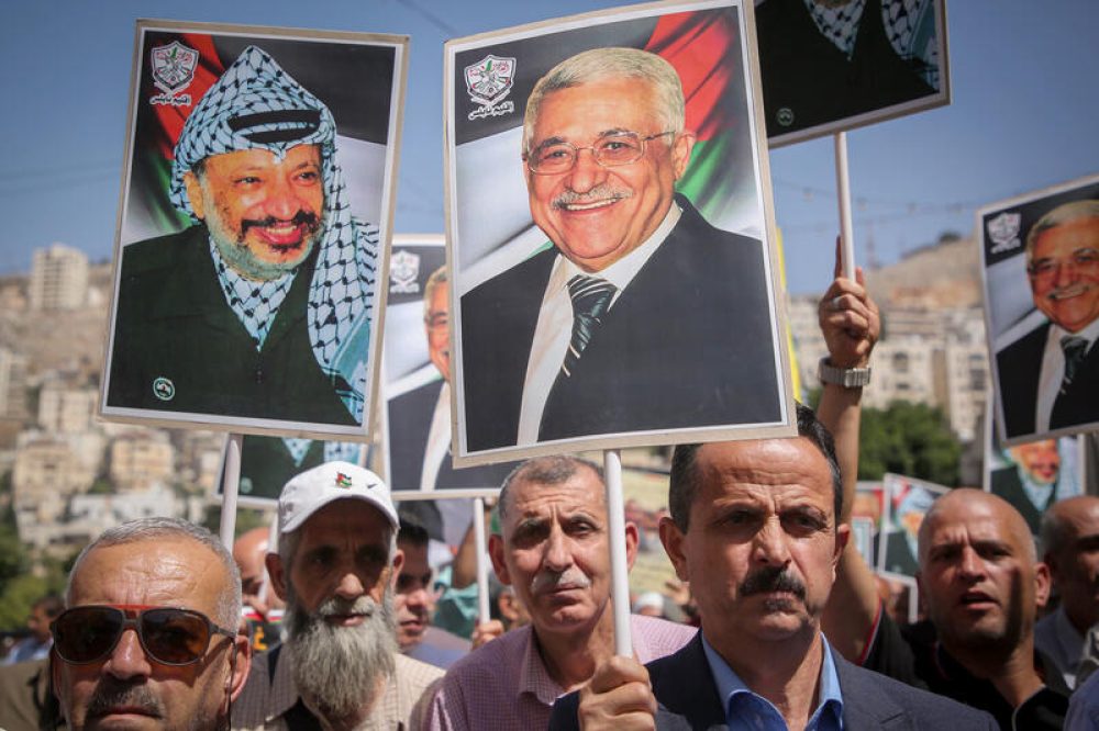 Aanhangers van Mahmoud Abbas dragen zijn beeltenis en dat van zijn voorganger Jasser Arafat bij een demonstratie in de stad Nabloes - Foto: Nasser Ishtayeh/Flash90