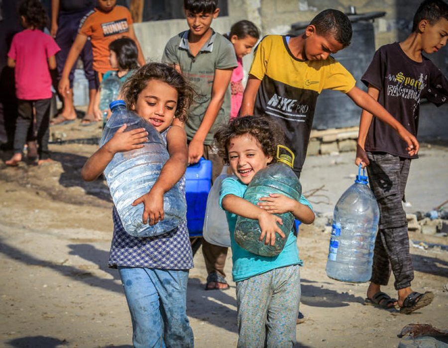 Palestijnse kinderen halen drinkwater op bij een hulpdistributiepunt in Gaza - Foto: Abed Rahim Khatib/FLASH90