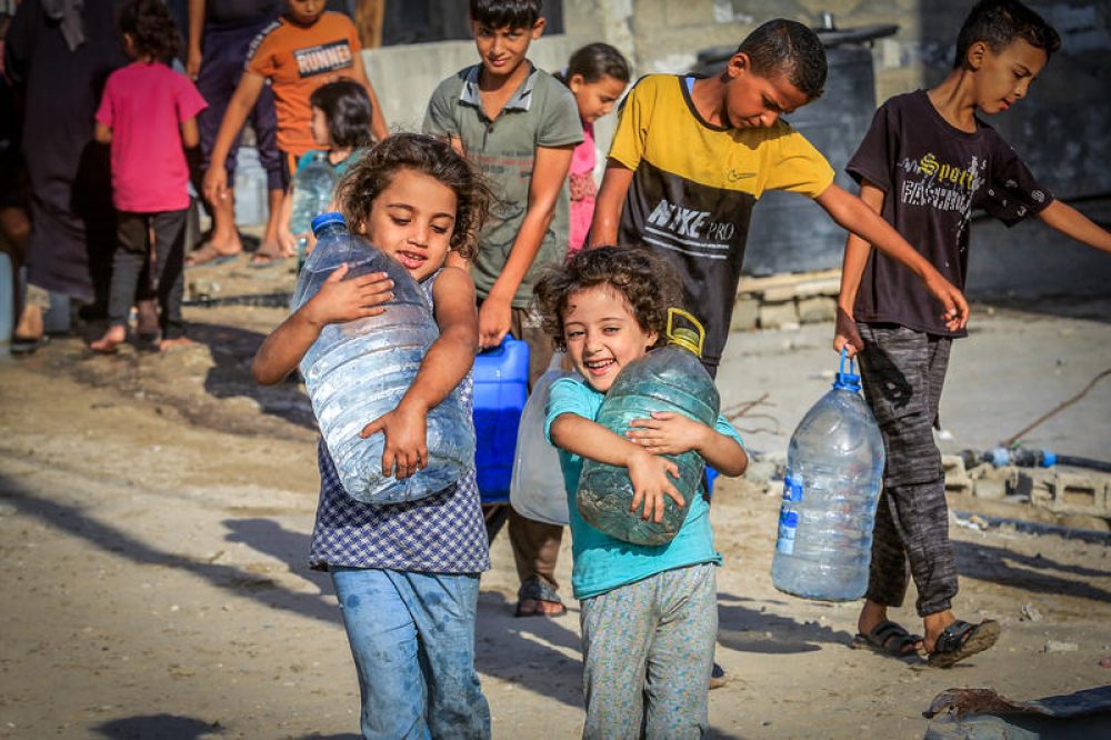 Palestijnse kinderen halen drinkwater op bij een hulpdistributiepunt in Gaza - Foto: Abed Rahim Khatib/FLASH90