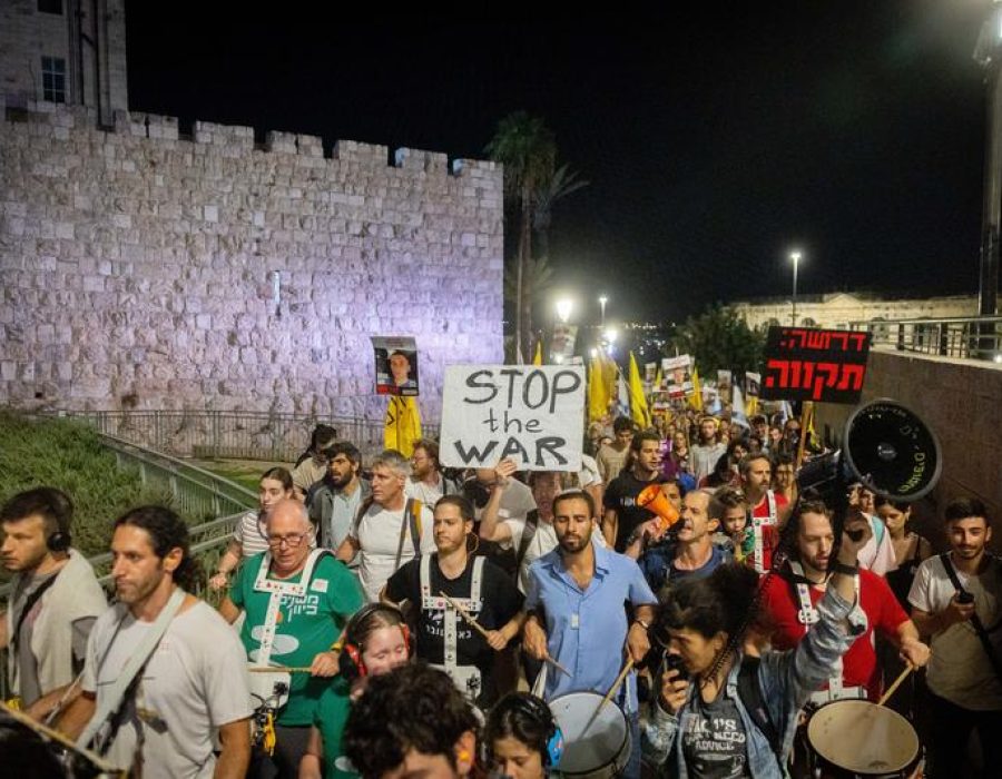 Israeli's demonsteren in Jeruzalem voor vrijlating van alle gijzelaars en een einde aan de oorlog in Jeruzalem - Foto: Chaim Goldberg/FLASH90