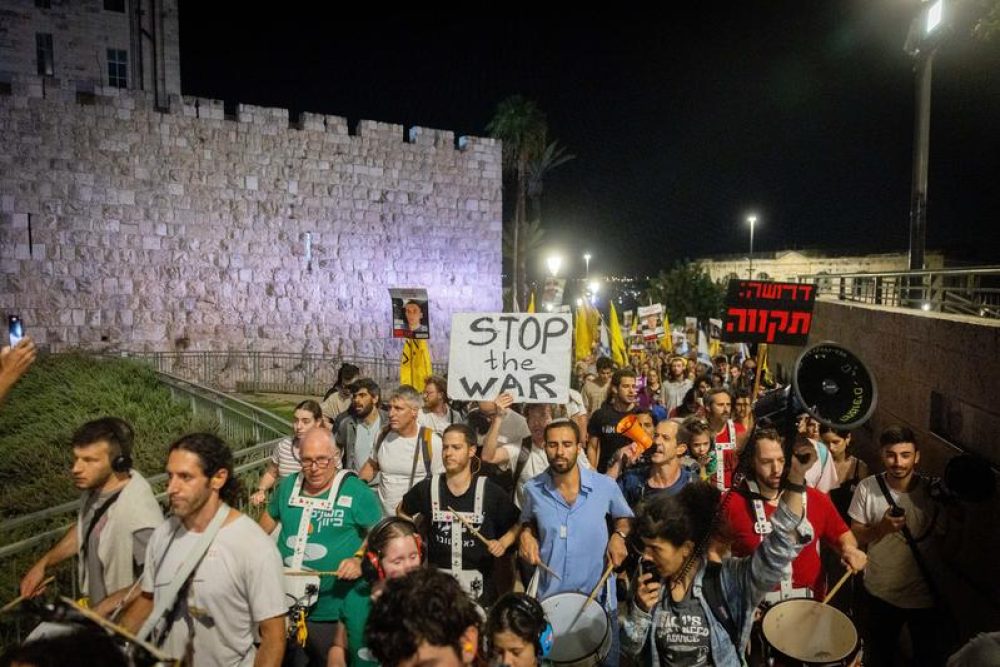 Israeli's demonsteren in Jeruzalem voor vrijlating van alle gijzelaars en een einde aan de oorlog in Jeruzalem - Foto: Chaim Goldberg/FLASH90