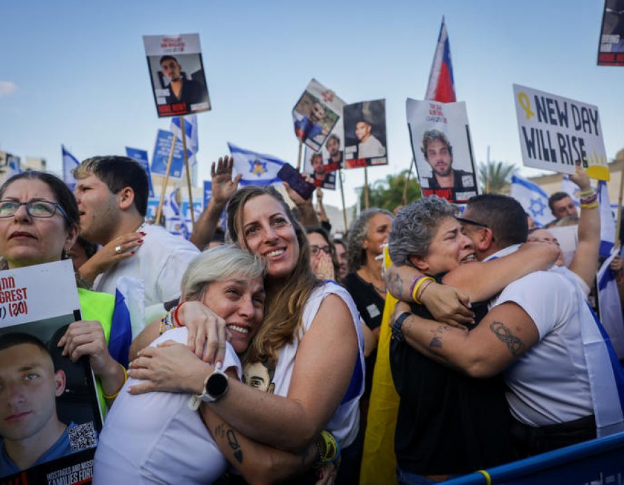 Duizenden Israëli's hebben zich op het Gijzelaarsplein in Tel Aviv verzameld om de vrijlating van de resterende gijzelaars te vieren - Foto: Miriam Alster/Flash90